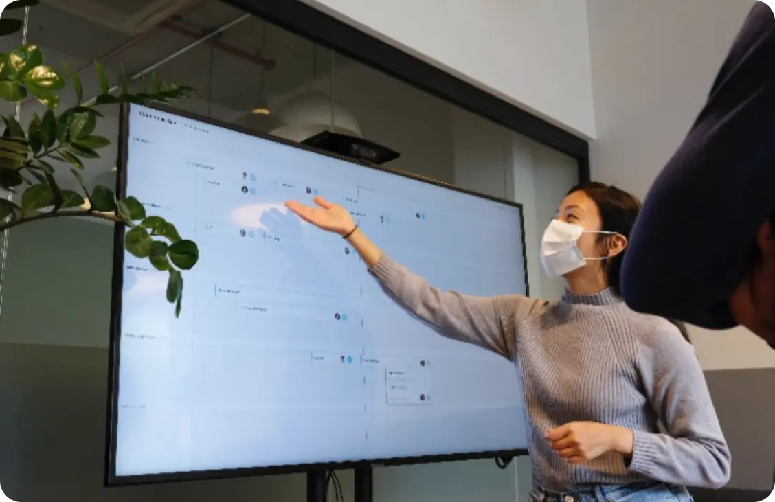 A lady presenting her content thanks to Wioplex digital signage software